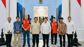 Presiden Prabowo Subianto menerima kunjungan juara dunia MotoGP Marc Marquez bersama dua pembalap muda Indonesia, Mario Aji dan Veda Ega Pratama, di Istana Merdeka, Jakarta, Selasa (30/9/2025). (Foto: BPMI Setpres) 
