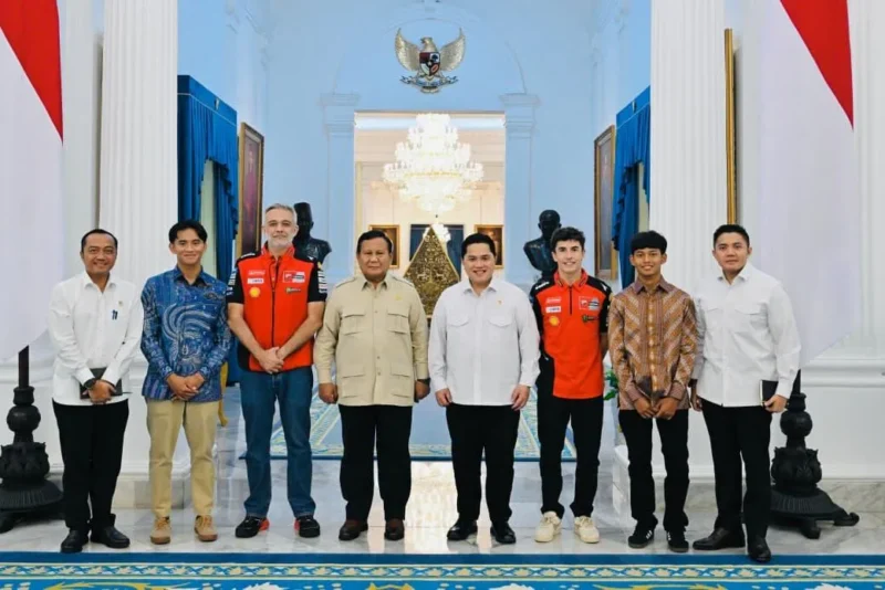 Presiden Prabowo Subianto menerima kunjungan juara dunia MotoGP Marc Marquez bersama dua pembalap muda Indonesia, Mario Aji dan Veda Ega Pratama, di Istana Merdeka, Jakarta, Selasa (30/9/2025). (Foto: BPMI Setpres) 