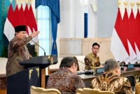 Presiden Prabowo mengapresiasi capaian swasembada pangan Indonesia yang tercapai hanya dalam satu tahun di bawah kepemimpinan Mentan Amran Sulaiman. (Foto: BPMI Setpres) 