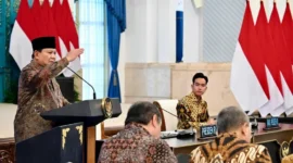 Presiden Prabowo mengapresiasi capaian swasembada pangan Indonesia yang tercapai hanya dalam satu tahun di bawah kepemimpinan Mentan Amran Sulaiman. (Foto: BPMI Setpres) 