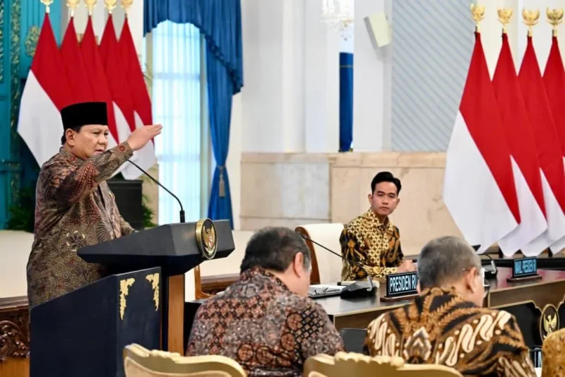 Presiden Prabowo mengapresiasi capaian swasembada pangan Indonesia yang tercapai hanya dalam satu tahun di bawah kepemimpinan Mentan Amran Sulaiman. (Foto: BPMI Setpres) 