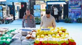 Presiden Prabowo Subianto memimpin pemusnahan barang bukti narkoba sebanyak 214,84 ton atau senilai Rp 29,37 triliun di Lapangan Bhayangkara Mabes Polri, Jakarta, Rabu (29/10/2025). (Foto: BPMI Setpres)