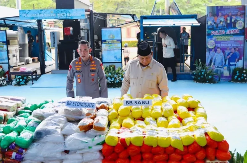 Presiden Prabowo Subianto memimpin pemusnahan barang bukti narkoba sebanyak 214,84 ton atau senilai Rp 29,37 triliun di Lapangan Bhayangkara Mabes Polri, Jakarta, Rabu (29/10/2025). (Foto: BPMI Setpres)
