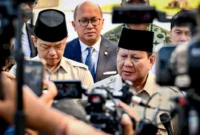 Presiden Prabowo Subianto menyampaikan keterangan pers kepada awak media di Pangkalan Udara Halim Perdanakusuma, Jakarta, Selasa (14/10/2025) (Foto: BPMI Setpres)