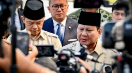 Presiden Prabowo Subianto menyampaikan keterangan pers kepada awak media di Pangkalan Udara Halim Perdanakusuma, Jakarta, Selasa (14/10/2025) (Foto: BPMI Setpres)