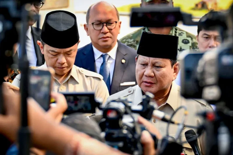 Presiden Prabowo Subianto menyampaikan keterangan pers kepada awak media di Pangkalan Udara Halim Perdanakusuma, Jakarta, Selasa (14/10/2025) (Foto: BPMI Setpres)