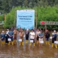 Wakil Bupati Pessel, Risnaldi Ibrahim (tengah) didampingi GM Telkom Sumbar dan Jambi, Mohamad Ikhsan, Pinca Bank Nagari Painan, Ira Angraeni, Kalaksa BPBD Pessel, Yuskardi, para kepala OPD serta tamu undangan lainnya saat melakukan penanaman mangrove. (Foto: Dok. Yoniks)