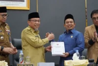 Wakil Wali Kota Padang, Maigus Nasir menyampaikan R-APBD 2026 kepada DPRD Padang, dalam rapat paripurna di ruang sidang utama DPRD, Senin (13/10/2025). (Foto: Prokopim Padang)