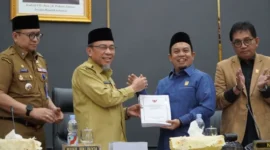 Wakil Wali Kota Padang, Maigus Nasir menyampaikan R-APBD 2026 kepada DPRD Padang, dalam rapat paripurna di ruang sidang utama DPRD, Senin (13/10/2025). (Foto: Prokopim Padang)