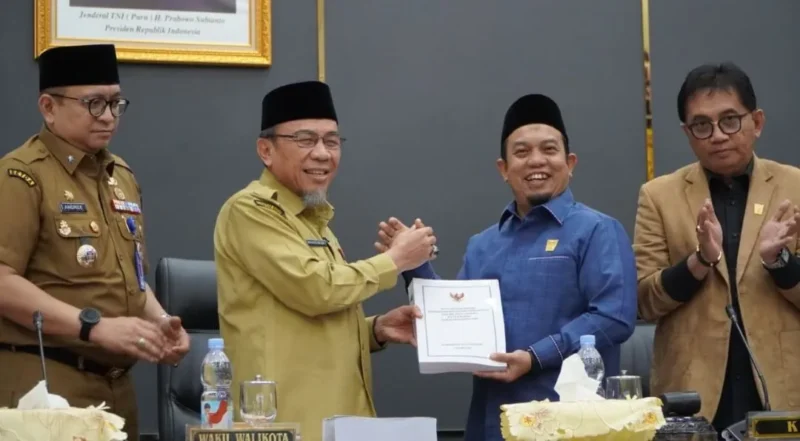 Wakil Wali Kota Padang, Maigus Nasir menyampaikan R-APBD 2026 kepada DPRD Padang, dalam rapat paripurna di ruang sidang utama DPRD, Senin (13/10/2025). (Foto: Prokopim Padang)