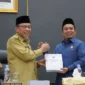Wakil Wali Kota Padang, Maigus Nasir menyampaikan R-APBD 2026 kepada DPRD Padang, dalam rapat paripurna di ruang sidang utama DPRD, Senin (13/10/2025). (Foto: Prokopim Padang)