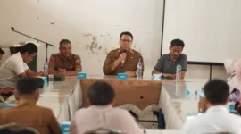Wakil Bupati Ahmad Fadly, S.Psi memimpin Raker Perbasi di Aula Kantor Disparpora Tanah Datar, Selasa (21/10/2025). (Foto: Prokopim Tanah Datar)