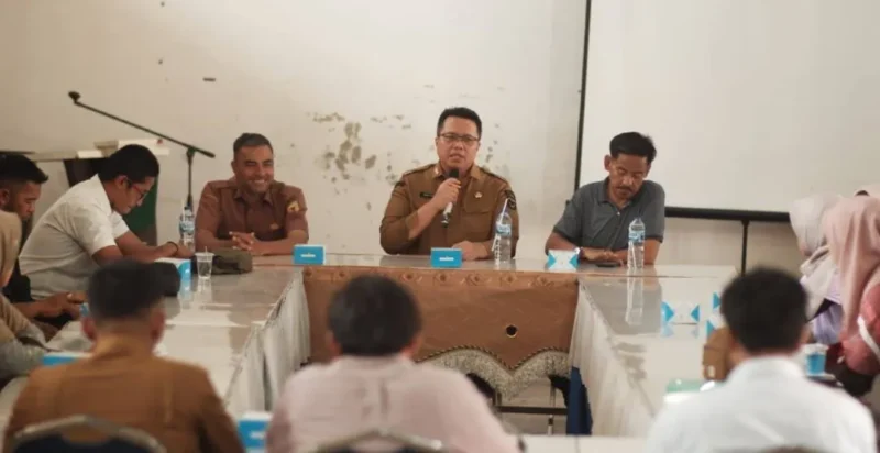 Wakil Bupati Ahmad Fadly, S.Psi memimpin Raker Perbasi di Aula Kantor Disparpora Tanah Datar, Selasa (21/10/2025). (Foto: Prokopim Tanah Datar)