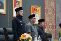 Wali Kota Padang Fadly Amran secara resmi menyampaikan nota penjelasan tiga Ranperda dalam Rapat Paripurna DPRD Padang, Senin (27/10/2025). (Foto: Prokopim Padang)