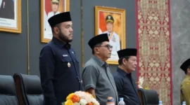 Wali Kota Padang Fadly Amran secara resmi menyampaikan nota penjelasan tiga Ranperda dalam Rapat Paripurna DPRD Padang, Senin (27/10/2025). (Foto: Prokopim Padang)