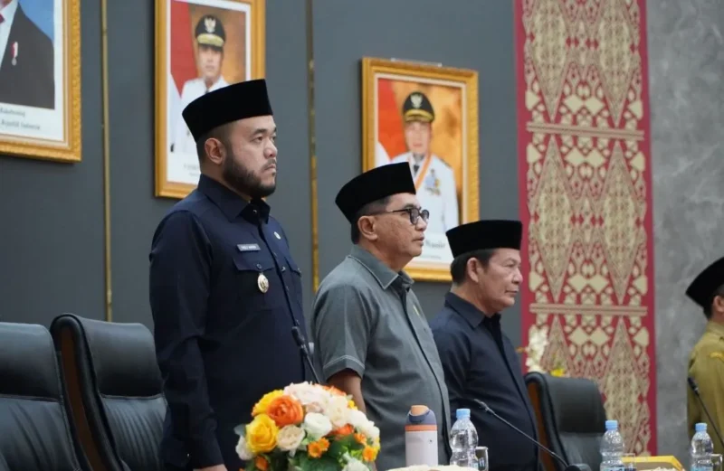Wali Kota Padang Fadly Amran secara resmi menyampaikan nota penjelasan tiga Ranperda dalam Rapat Paripurna DPRD Padang, Senin (27/10/2025). (Foto: Prokopim Padang)