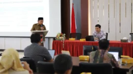 Wakil Wali Kota Padang, Maigus Nasir memberikan sambutan pada Rapat Evaluasi bersama Tim Satgas Percepatan Program Jamkesmas 2025 di Aula Kantor Dinas Kesehatan Padang, Selasa (21/10/2025). (Foto: Prokopim Padang)
