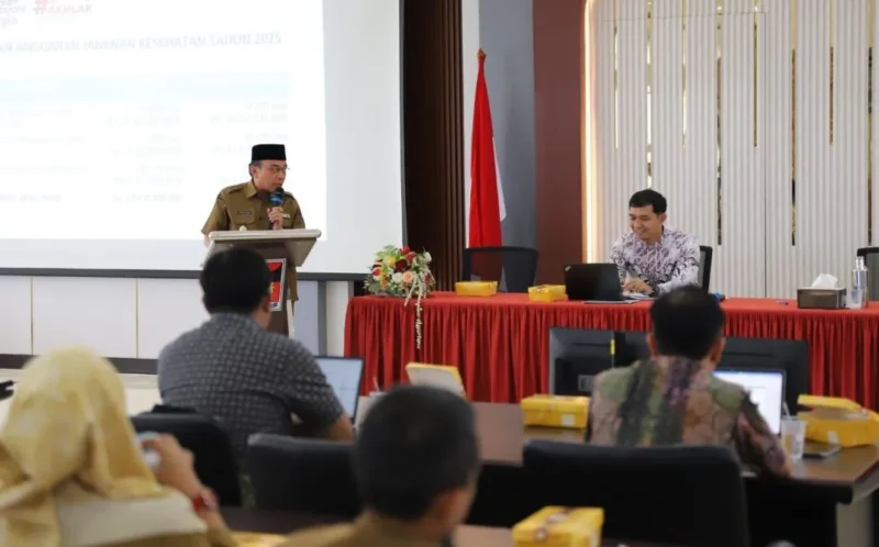 Wakil Wali Kota Padang, Maigus Nasir memberikan sambutan pada Rapat Evaluasi bersama Tim Satgas Percepatan Program Jamkesmas 2025 di Aula Kantor Dinas Kesehatan Padang, Selasa (21/10/2025). (Foto: Prokopim Padang)