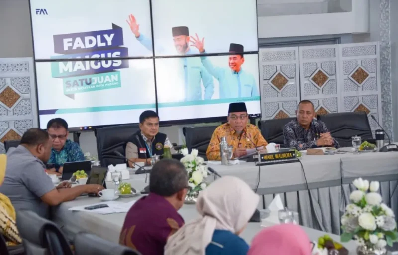 Wakil Wali Kota Padang Maigus Nasir memimpin Rapat Evaluasi Realisasi Penerimaan PAD Padang di Gedung Putih Rumah Dinas Wali Kota Padang, Kamis (30/10/2025). (Foto: Prokopim Padang)
