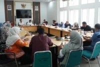 Pemko Padang Panjang menggelar rapat evaluasi MBG yang dipimpin Sekdako Sonny Budaya Putra di Ruang VIP Balai Kota, Jumat (10/10/2025). (Foto: Kominfo Padang Panjang)