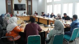 Pemko Padang Panjang menggelar rapat evaluasi MBG yang dipimpin Sekdako Sonny Budaya Putra di Ruang VIP Balai Kota, Jumat (10/10/2025). (Foto: Kominfo Padang Panjang)