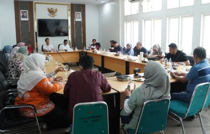 Pemko Padang Panjang menggelar rapat evaluasi MBG yang dipimpin Sekdako Sonny Budaya Putra di Ruang VIP Balai Kota, Jumat (10/10/2025). (Foto: Kominfo Padang Panjang)
