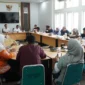 Pemko Padang Panjang menggelar rapat evaluasi MBG yang dipimpin Sekdako Sonny Budaya Putra di Ruang VIP Balai Kota, Jumat (10/10/2025). (Foto: Kominfo Padang Panjang)