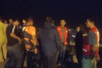 Tim gabungan tengah berupaya mencari remaja yang terseret ombak di Pantai Padang, Minggu malam (19/10/2025). (Foto: BPBD Padang)