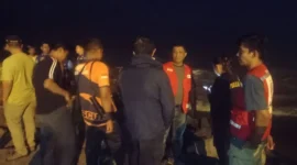 Tim gabungan tengah berupaya mencari remaja yang terseret ombak di Pantai Padang, Minggu malam (19/10/2025). (Foto: BPBD Padang)