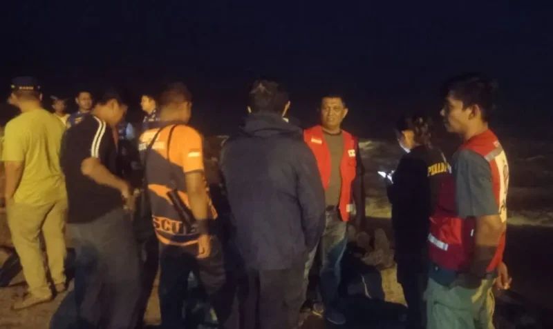 Tim gabungan tengah berupaya mencari remaja yang terseret ombak di Pantai Padang, Minggu malam (19/10/2025). (Foto: BPBD Padang)