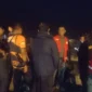 Tim gabungan tengah berupaya mencari remaja yang terseret ombak di Pantai Padang, Minggu malam (19/10/2025). (Foto: BPBD Padang)