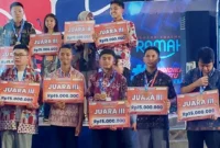 Dua siswa SMAN 1 Sumbar menorehkan prestasi gemilang pada ajang OSN 2025 di Malang, Jawa Timur, Sabtu (11/10/2025) malam. (Foto: Diskominfo Padang Panjang)