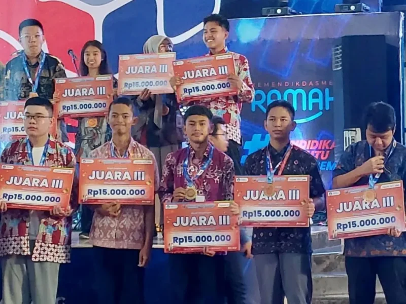 Dua siswa SMAN 1 Sumbar menorehkan prestasi gemilang pada ajang OSN 2025 di Malang, Jawa Timur, Sabtu (11/10/2025) malam. (Foto: Diskominfo Padang Panjang)