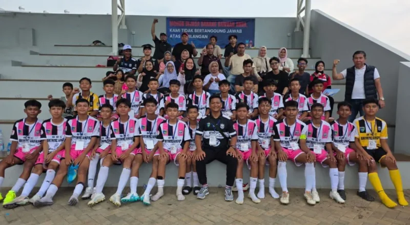 Tim Sepak Bola BBC Batangkapas, Pessel foto bersama usai pertandingan. (Foto: Dok. BBC Batangkapas)