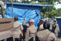 Petugas Satpol PP Padang menertibkan lapak yang ditinggalkan pemiliknya di kawasan Jalan Samudra, Pantai Padang, Senin (13/10/2025) pagi. (Foto: Humas Satpol PP Padang)