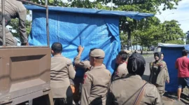Petugas Satpol PP Padang menertibkan lapak yang ditinggalkan pemiliknya di kawasan Jalan Samudra, Pantai Padang, Senin (13/10/2025) pagi. (Foto: Humas Satpol PP Padang)