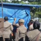 Petugas Satpol PP Padang menertibkan lapak yang ditinggalkan pemiliknya di kawasan Jalan Samudra, Pantai Padang, Senin (13/10/2025) pagi. (Foto: Humas Satpol PP Padang)