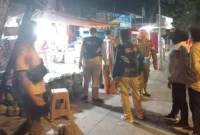Petugas Satpol PP Padang menertibkan PKL yang memanfaatkan badan jalan untuk berjualan, Rabu malam (22/10/2025). (Foto: Humas Satpol PP Padang)