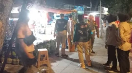 Petugas Satpol PP Padang menertibkan PKL yang memanfaatkan badan jalan untuk berjualan, Rabu malam (22/10/2025). (Foto: Humas Satpol PP Padang)