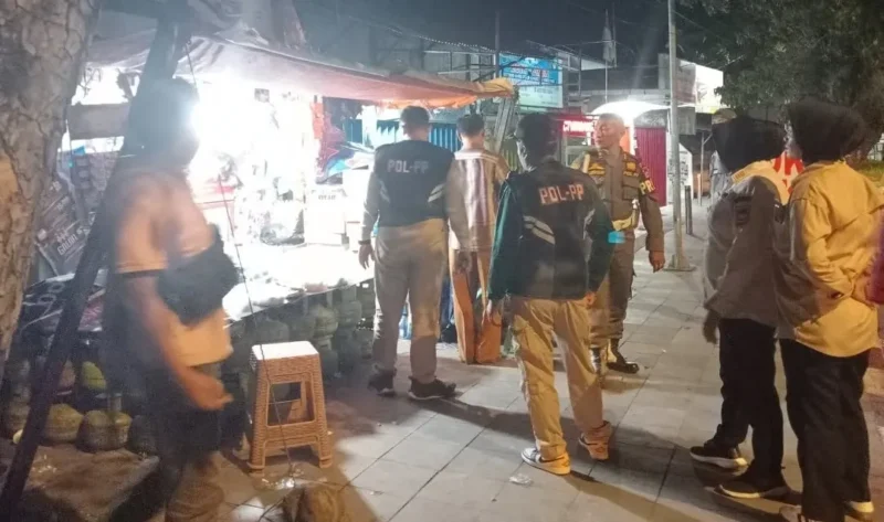 Petugas Satpol PP Padang menertibkan PKL yang memanfaatkan badan jalan untuk berjualan, Rabu malam (22/10/2025). (Foto: Humas Satpol PP Padang)