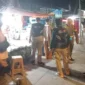 Petugas Satpol PP Padang menertibkan PKL yang memanfaatkan badan jalan untuk berjualan, Rabu malam (22/10/2025). (Foto: Humas Satpol PP Padang)