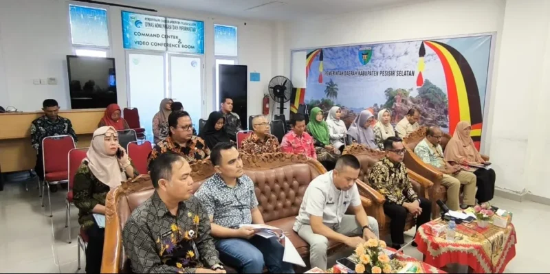 Wakil Bupati Pessel, Risnaldi Ibrahim (nomor empat dari kiri) saat menghadiri secara daring Penilaian Kinerja Stunting yang digelar Pemprov Sumbar. (Foto: Dok. Kominfo)