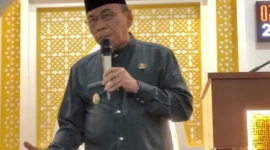 Wakil Wali Kota Padang, Maigus Nasir, saat memberikan arahan dalam Wirid Gabungan Pemko Padang di Masjid Nurul Iman, Jumat (3/10/2025). (Foto: FB Prokopim Padang)