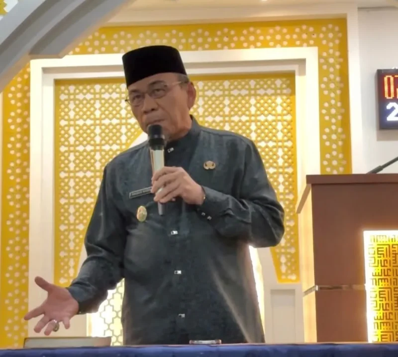 Wakil Wali Kota Padang, Maigus Nasir, saat memberikan arahan dalam Wirid Gabungan Pemko Padang di Masjid Nurul Iman, Jumat (3/10/2025). (Foto: FB Prokopim Padang)