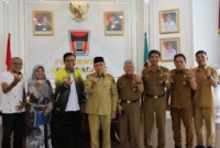 Wakil Wali Kota Padang, Maigus Nasir menerima kunjungan Pengkot PELTI Kota Padang di ruang kerjanya, Balai Kota Aie Pacah, Senin (6/10/2025). (Foto: Prokopim Padang)
