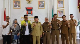 Wakil Wali Kota Padang, Maigus Nasir menerima kunjungan Pengkot PELTI Kota Padang di ruang kerjanya, Balai Kota Aie Pacah, Senin (6/10/2025). (Foto: Prokopim Padang)