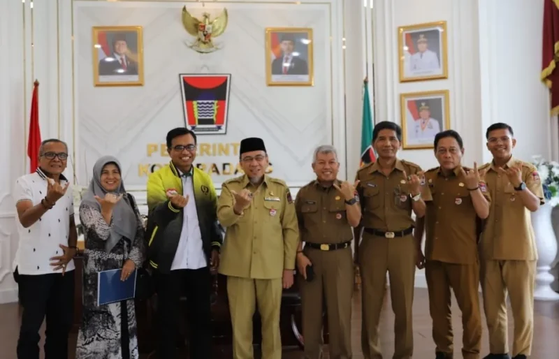 Wakil Wali Kota Padang, Maigus Nasir menerima kunjungan Pengkot PELTI Kota Padang di ruang kerjanya, Balai Kota Aie Pacah, Senin (6/10/2025). (Foto: Prokopim Padang)