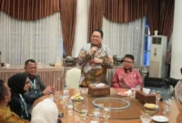 Wakil Bupati Tanah Datar, Ahmad Fadly saat menyambut rombongan ASPPI di Indojolito Batusangkar, Rabu (8/10/2025) malam. (Foto: Prokopim Tanah Datar)