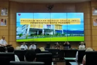 Sekda Padang Andree Algamar menyampaikan sambutan saat menerima Tim Pemantauan Lapangan MBG dari Sekretariat Dukungan Kabinet, Kementerian Sekretariat Negara RI, di Balai Kota Padang, Rabu (8/10/2025). (Foto: Diskominfo Padang)