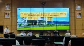 Sekda Padang Andree Algamar menyampaikan sambutan saat menerima Tim Pemantauan Lapangan MBG dari Sekretariat Dukungan Kabinet, Kementerian Sekretariat Negara RI, di Balai Kota Padang, Rabu (8/10/2025). (Foto: Diskominfo Padang)